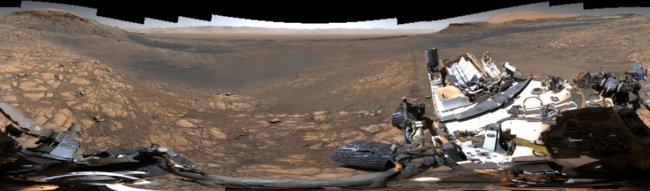 НАСА показало инопланетные пейзажи Марса со следами марсохода «Кьюриосити». Фото.