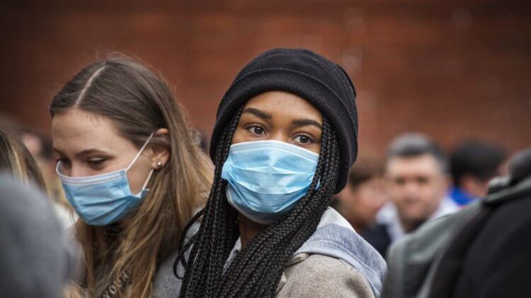 Защитит ли медицинская маска от коронавируса? К сожалению маска не поможет вам в борьбе с короновирусом. Так заявляет ВОЗ. Фото.