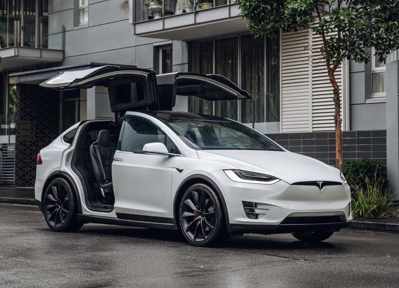 Почему вообще Tesla решилась выпустить данную модель? Двери Model X называют «крыльями чайки». Пусть все думают, что у вас Model X, пока вы не открыли двери своей Model Y. Фото.