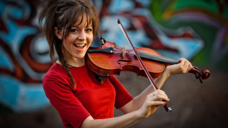 Что известно ученым о музыкальных вкусах людей? На фото — скрипачка Линдси Стирлинг. Фото.