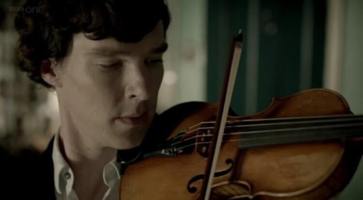 Реакция мозга на музыку. Скрипка имеет всего четыре струны и обрела популярность в 17 веке. Кадр из сериала «Шерлок». Фото.