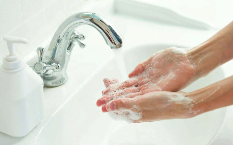 Как правильно дезинфицировать руки? Может ли гель для рук заменить их мытье? Фото.