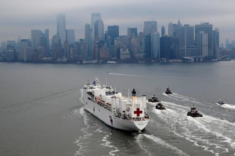 Приводит ли дезинформация в интернете к росту жертв CoVID-19? Гигантский лайнер в Нью-Йорке, на котором разместят временный пункт помощи инфицированным новым коронавирусом. Фото.