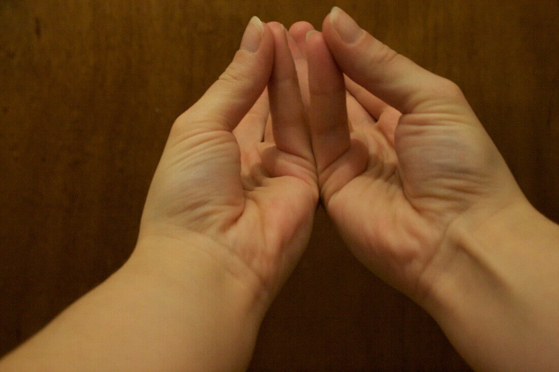 Ладонная мышца есть у многих. Фото.