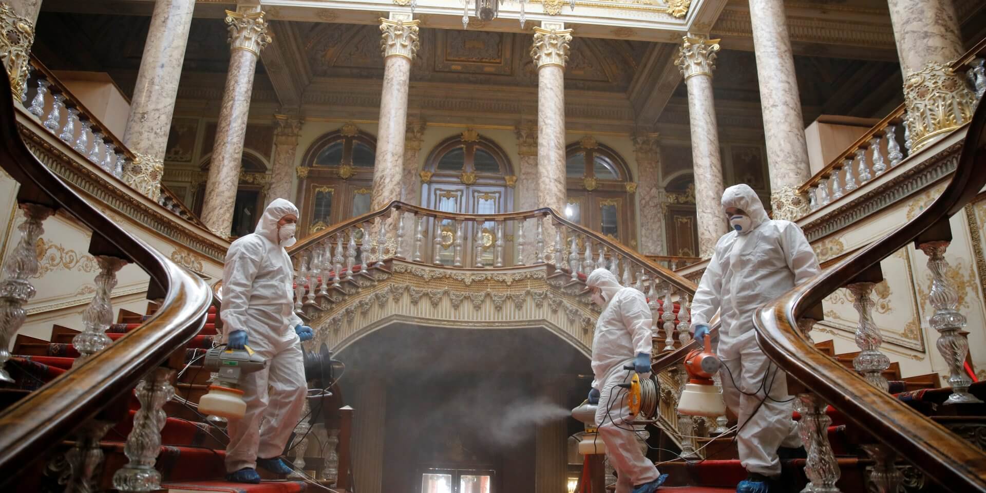 Дезинфекция внутри помещений, в том числе исторических зданий в Италии, выглядит так. Фото.