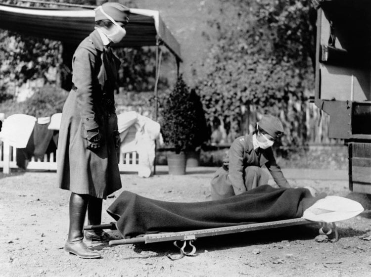 Экономические последствия пандемии испанки. Прощание с погибшим из-за испанского гриппа, 1918 год. Фото.