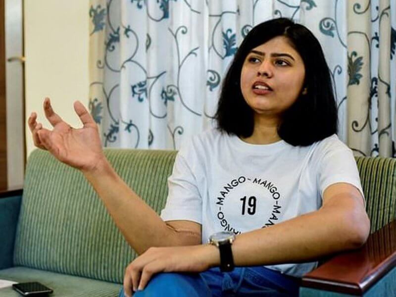 Девушка с мужскими руками. Руки Шреи, до операции принадлежавшие мужчине, со временем стали светлеть и приобретать женские черты. Фото.