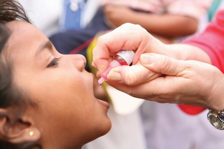 Борьба с полиовирусом. Наверняка все помнят эти красные капли — прививка против полиомиелита. Фото.