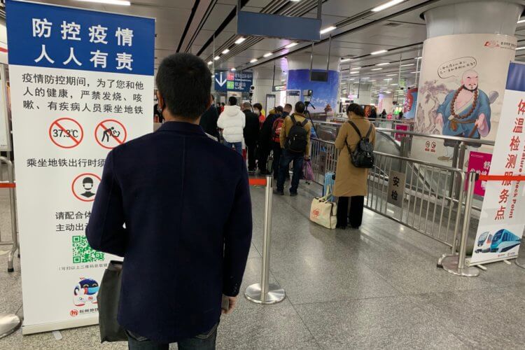 Как китайцы относятся к Alipay Health Code. Инструкция по использованию Alipay Health Code на входе в метро Ханчжоу. QR-код на знаке можно отсканировать, чтобы настроить программное обеспечение. Фото.