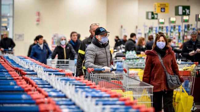 Как правильно ходить в магазин во время пандемии? Фото.