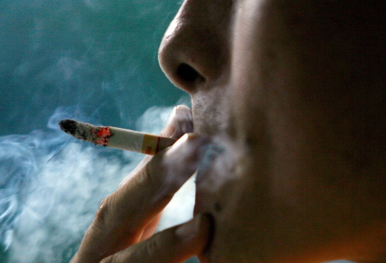 Курение может оказаться вреднее, чем считалось ранее. Сигаретный дым может вредить здоровью даже спустя несколько часов после использования табака. Фото.