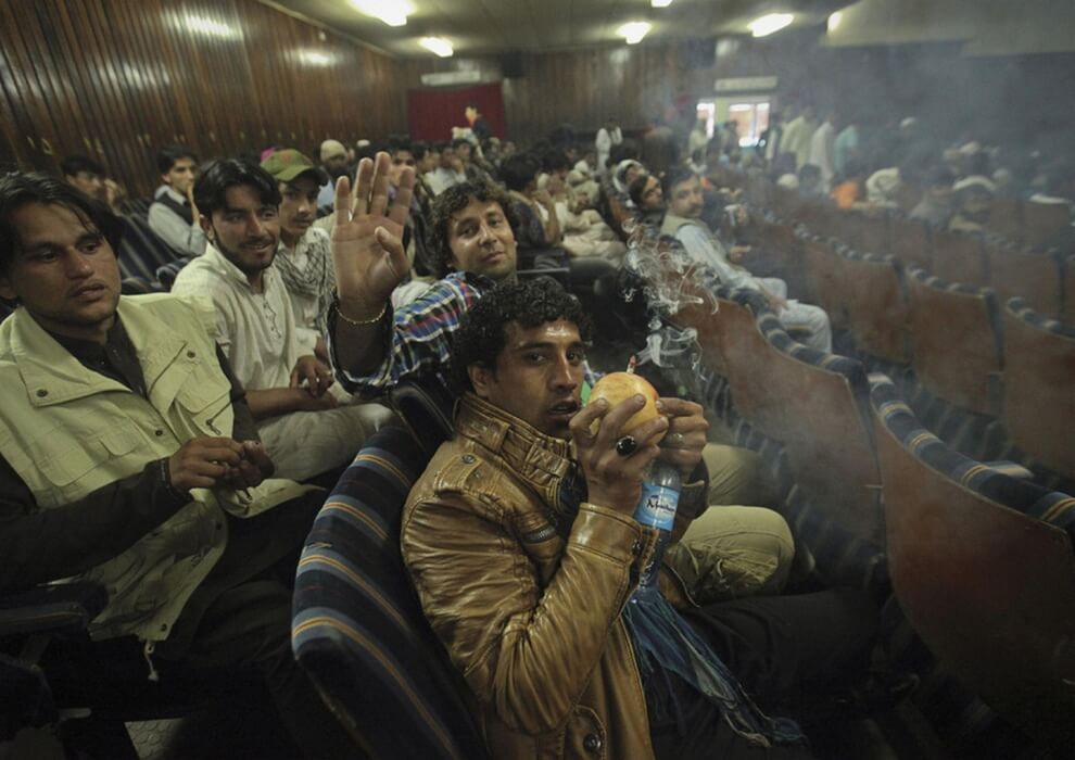 Чем опасен сигаретный дым? Концентрация летучих соединений вторичного дыма в закрытом помещении может доходить до десятка сигарет. Фото.