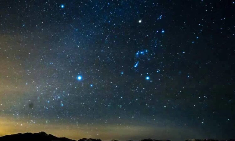 Взорвется ли в итоге Бетельгейзе? Созвездие Ориона на ночном небе. Фото.