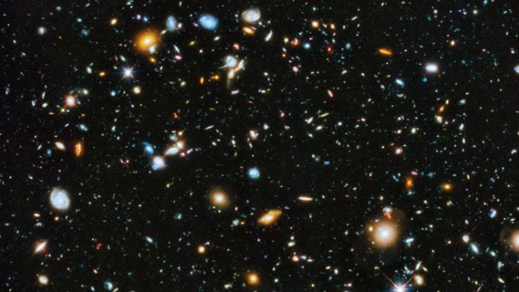 Как измеряют постоянную Хаббла? Тысячи галактик в объективе телескопа Хаббл. Фото.