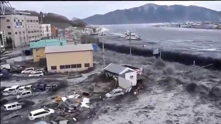 Самое разрушительное цунами. Так выглядело цунами в Японии в 2011 году. Фото.