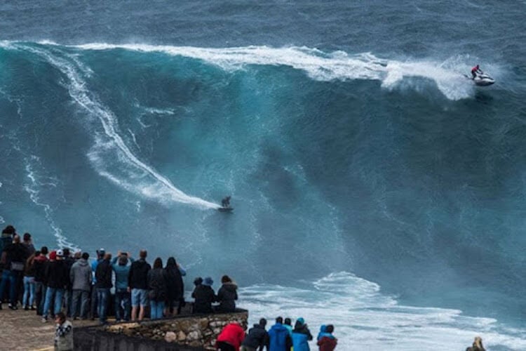 Чем цунами отличается от обычных волн. Так выглядят волны в Назаре, Португалия. Фото.