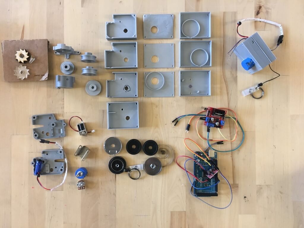 Новый аксессуар для виртуальной реальности. Составные части устройства для тактильных ощущений внутри виртуальной реальности. Фото.