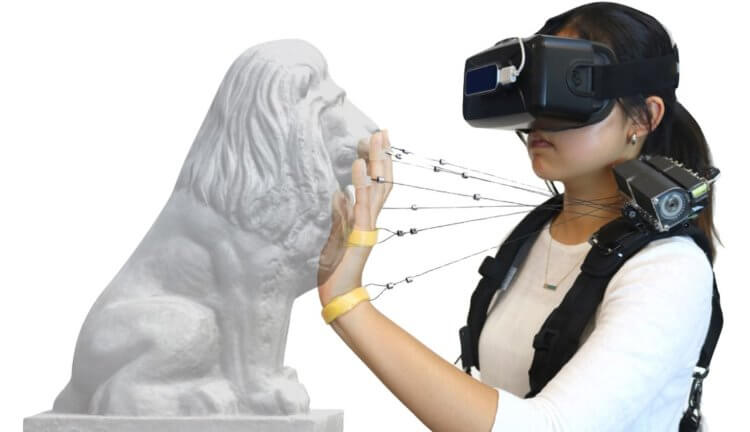 Новый аксессуар для виртуальной реальности. Устройство позволяет дотронуться до виртуальных объектов. Фото.