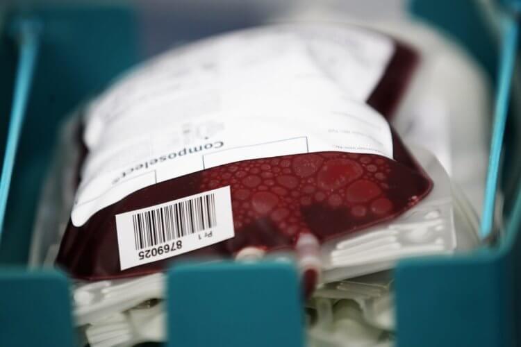 1 группа крови. Человека с I группой крови ранее считали «универсальным донором». Фото.