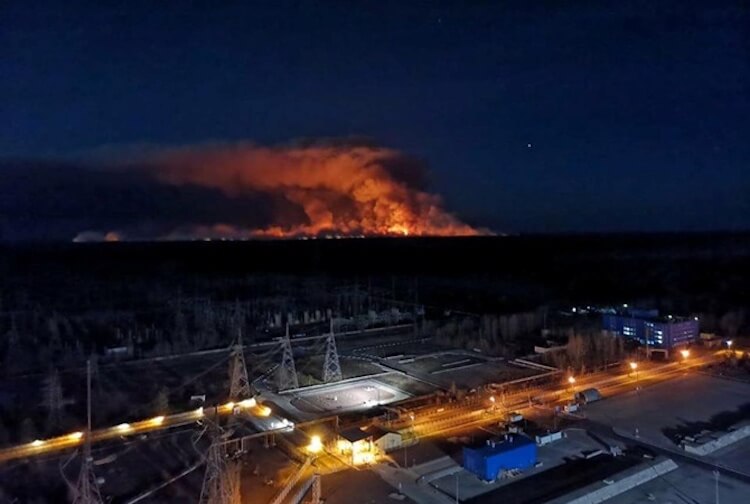 Ночью всполыхи пламени было видно за много километров от места пожара. Фото.