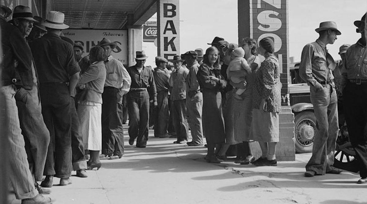 Вторая Великая Депрессия. Очередь за финансовой помощью от государства, Калифорния. Фото.