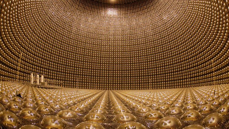 Ученые приблизились к пониманию того, почему существует Вселенная. Исследователи обслуживают массивный детектор Super Kamiokande с надувных лодок. Фото.