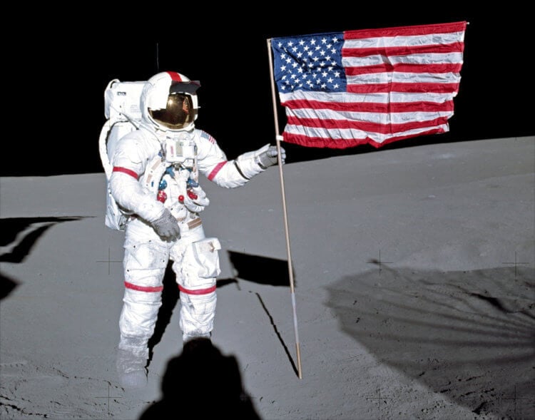 Что означают звезды на американском флаге. Астронавт Алан Шепард устанавливает флаг США на поверхность Луны. Флаг пришлось дополнительно закрепить. Фото.