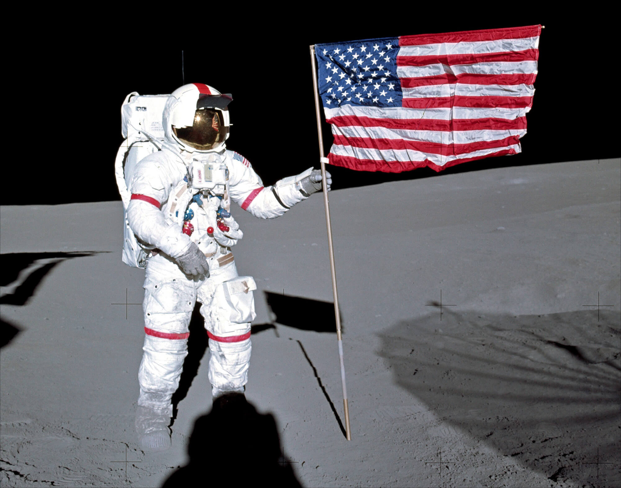 Были ли американцы на Луне? Астронавт Астронавт Алан Шепард устанавливает флаг США на поверхность Луны. Флаг пришлось дополнительно закрепить. Фото.