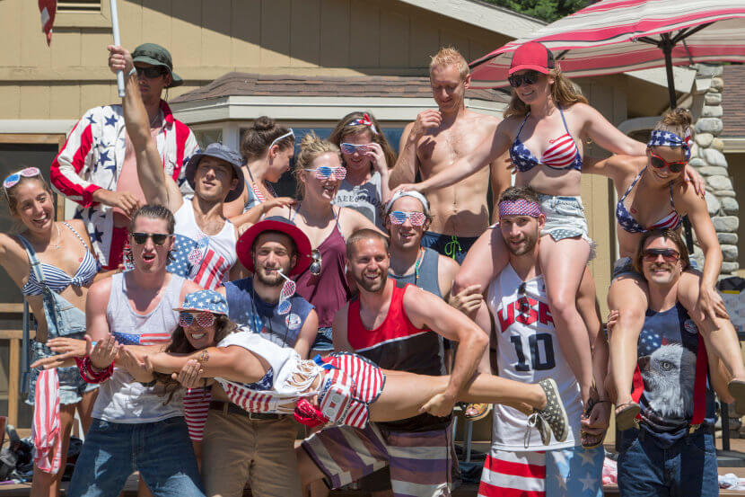 Флаг США нельзя использовать КАК одежду, но можно размещать его НА одежде. Фото.