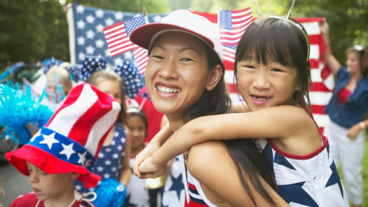 Почему американцы любят свой флаг? Для американцев флаг — один из главных способов доказать свое единство. Фото.