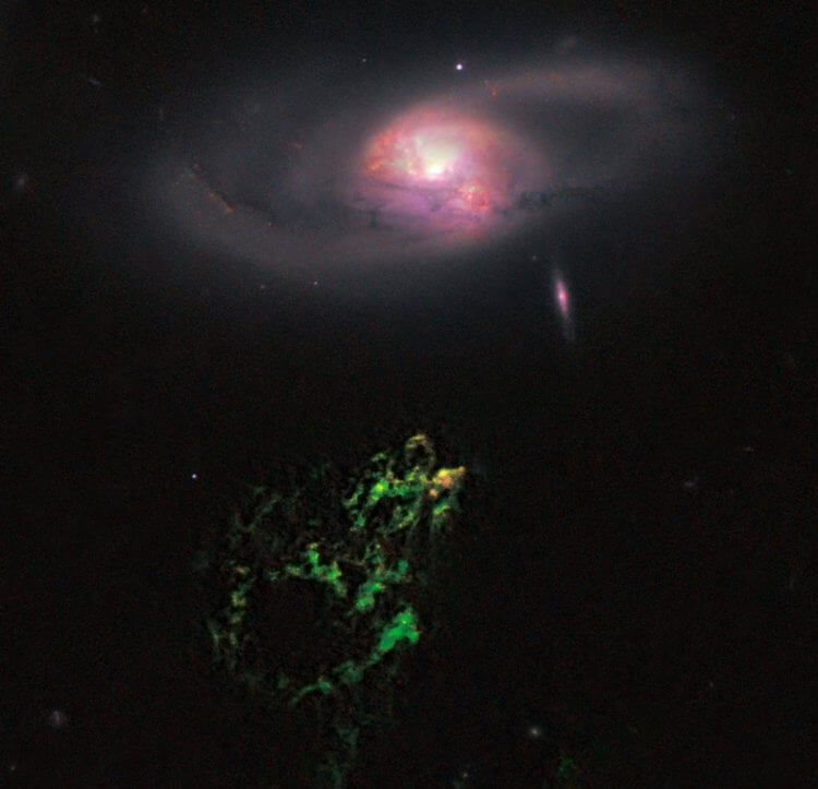 Что снимал Хаббл. Газовый поток IC 2497 протяженностью 300 000 световых лет. Фото.