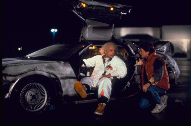 Путешествия во времени. Кадр из фильма «Назад в будущее». Док и Марти Макфлай обсуждают путешествия во времени. Фото.