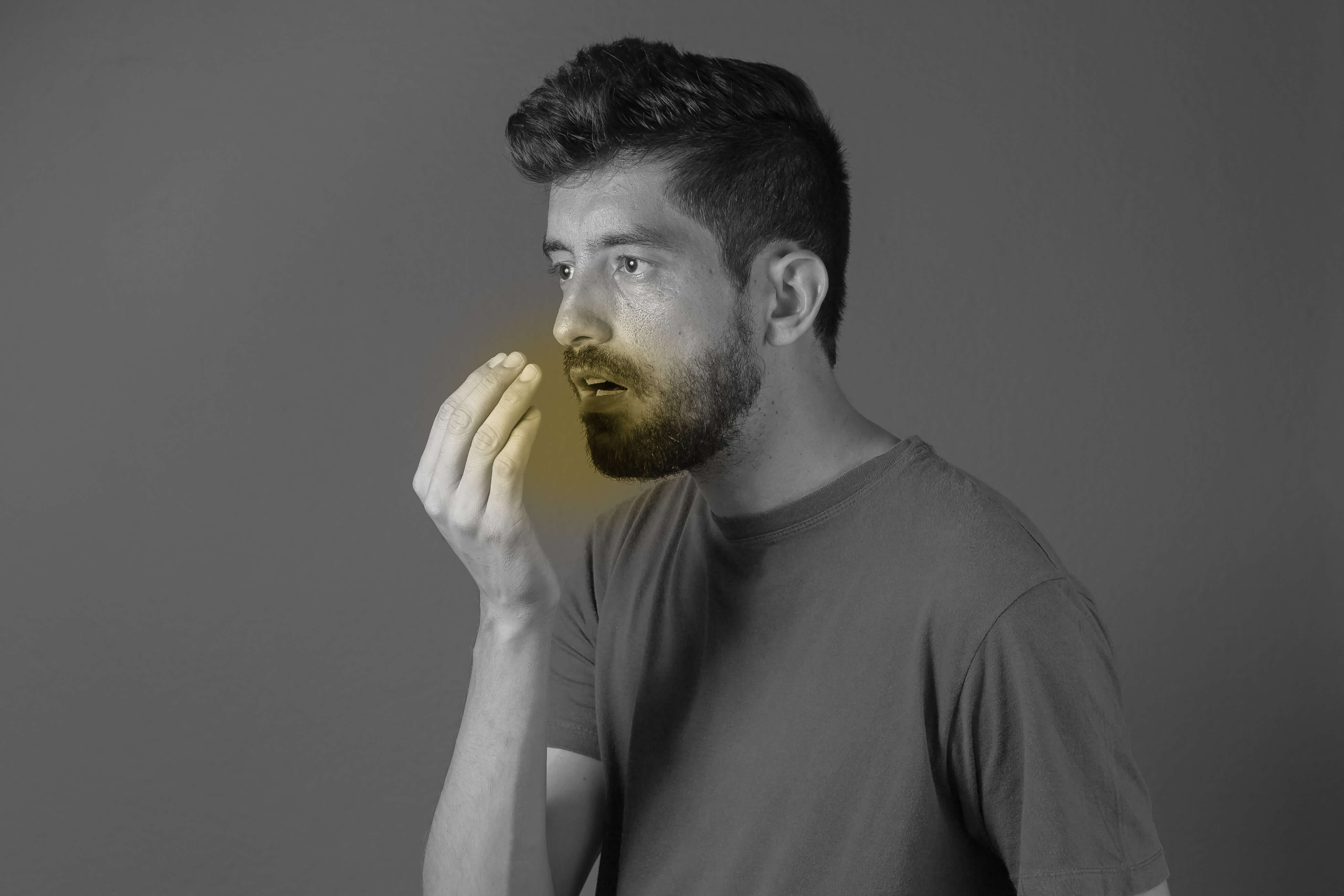 Почему плохо пахнет изо рта? В некоторых случаях неприятный запах изо рта вызван проблемами с желудком. Фото.