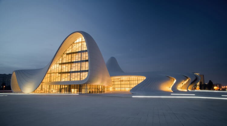 Как выглядят здания в параметрическом стиле? Пространство культурного центра Гейдара Алиева разделено на три программных элемента – конференц-зал, галерею и музей. Фото.