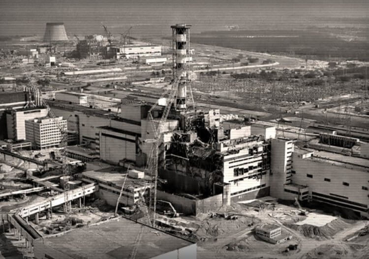 Авария на Чернобыльской АЭС. Разрушение этой станции дорого обошлось почти всей планете. Фото.