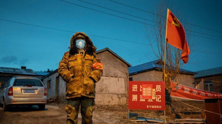Драконовские меры. Мужчина несет вахту на контрольно-пропускном пункте в пограничном городе Суйфэньхэ в провинции Хэйлунцзян 21 апреля. Фото.