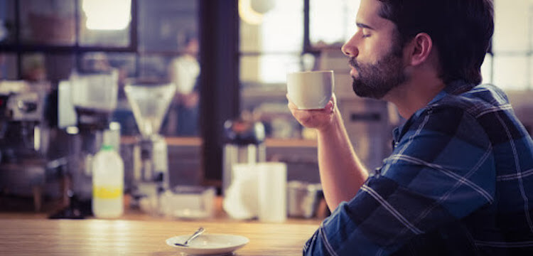 Кофеин вызывает сильную зависимость. Даже ежедневная чашка кофе это не желание, а потребность. Фото.