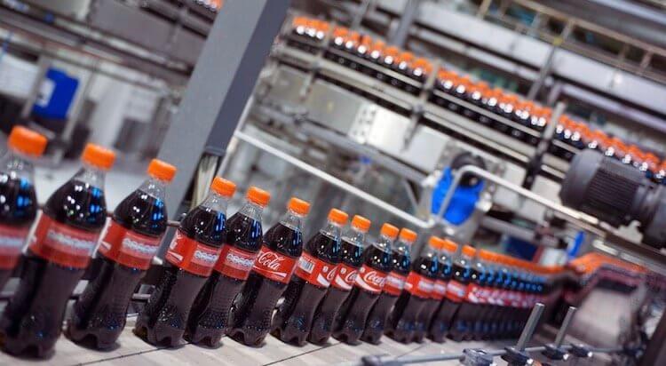 Как делают Coca-Cola. Когда бутылки запечатаны, они почти готовы к продаже. Осталось только провести контроль качества. Фото.