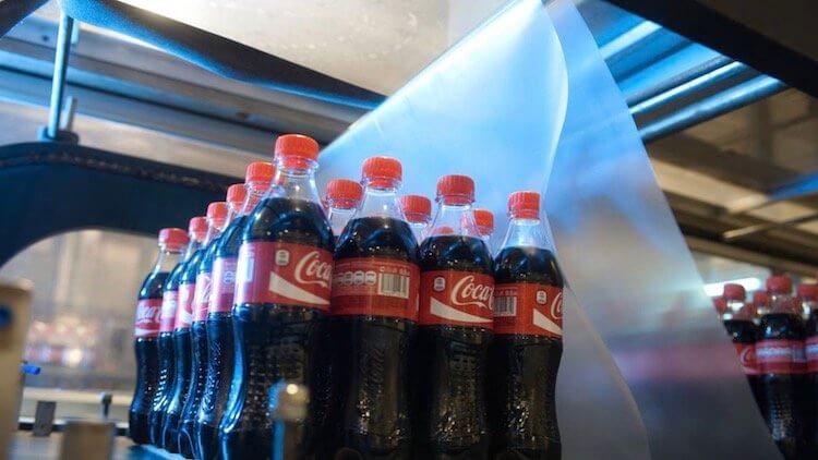 Как делают Coca-Cola. Для упаковки Coca-Cola в ящики пленка разогревается до 200 градусов Цельсия. Фото.