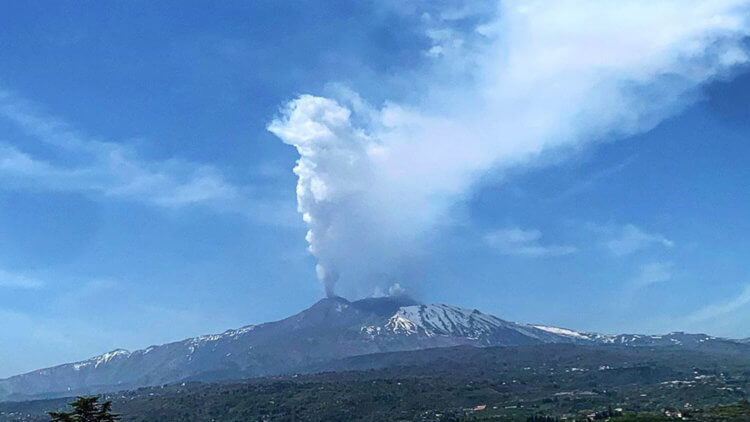 Вулкан Этна, Южная Италия. Столбы дыма и пыли были видны на расстоянии 30 км. Фото.