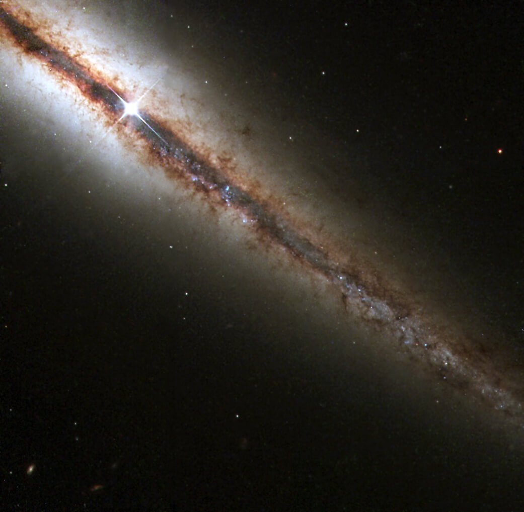 Как узнать, что сфотографировал Хаббл в конкретный день. Галактика NGC 4013 расположена на расстоянии 55 миллионов световых лет от Земли в созвездии Большой Медведицы. Снимок сделан 25.01.2000. Фото.