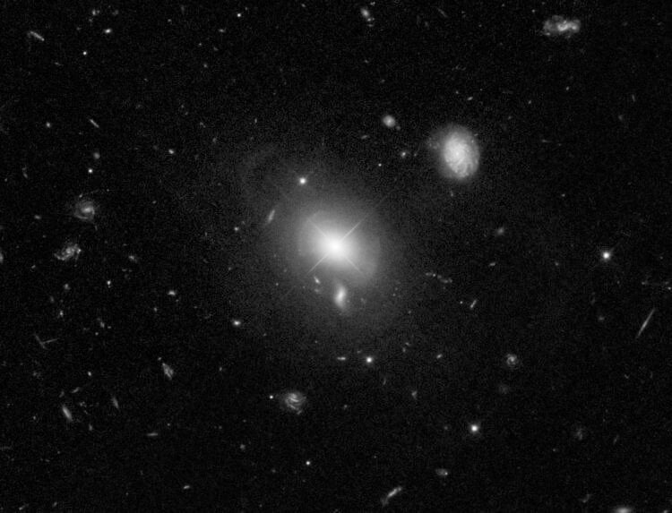 Что снимал Хаббл. Это оболочки звезд вокруг квазара. Фото.
