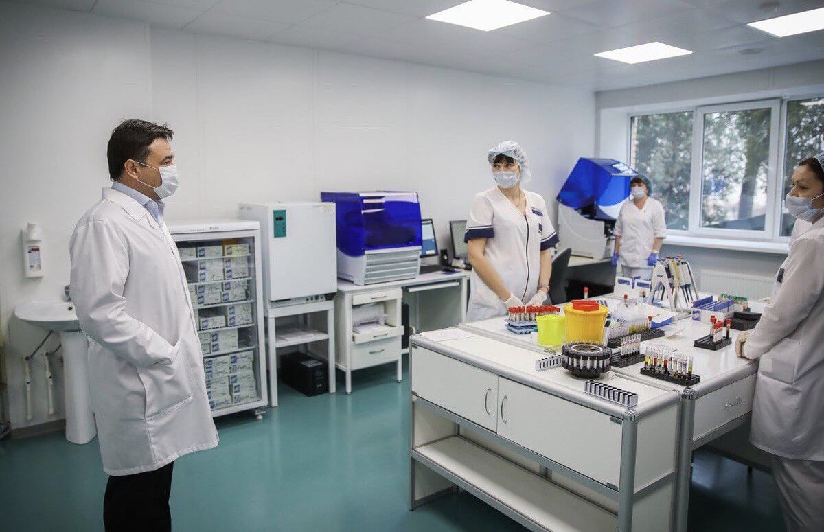 Как убить коронавирус? Не стоит недооценивать опасность, которой подвергаются сотрудники лабораторий работая с CoVID-19. Фото.