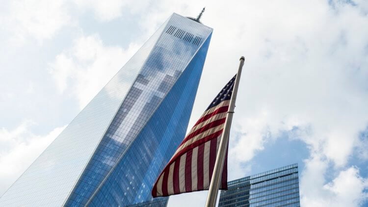 Почему американцы любят свой флаг? Флаг, установленный на мемориале в память о жертвах терактов 11 сентября 2001 года. Фото.
