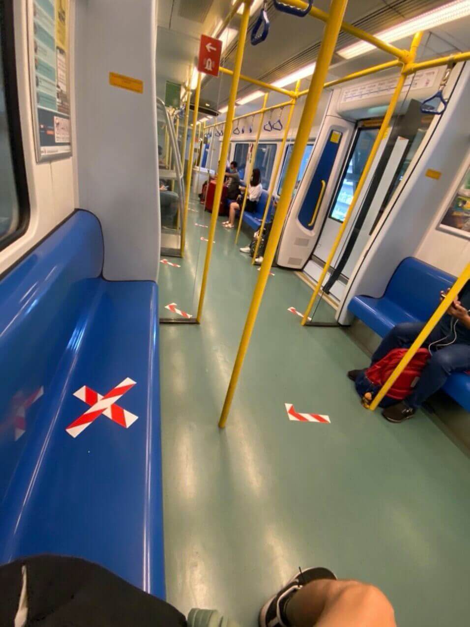 Последствия пандемии: горы мусора и миллиарды ущерба. В некоторых городах так помечают внутри общественного транспорта. Фото.