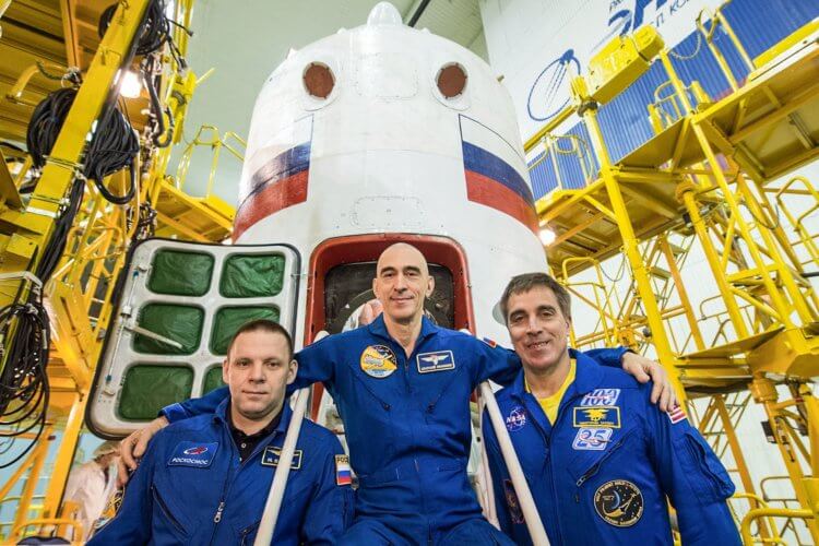 Даже у космонавтов карантин, а вы сидите дома? Иван Вагнер (слева), Анатолий Иванишин (по центру), и Крис Кэссиди (справа). Фото.