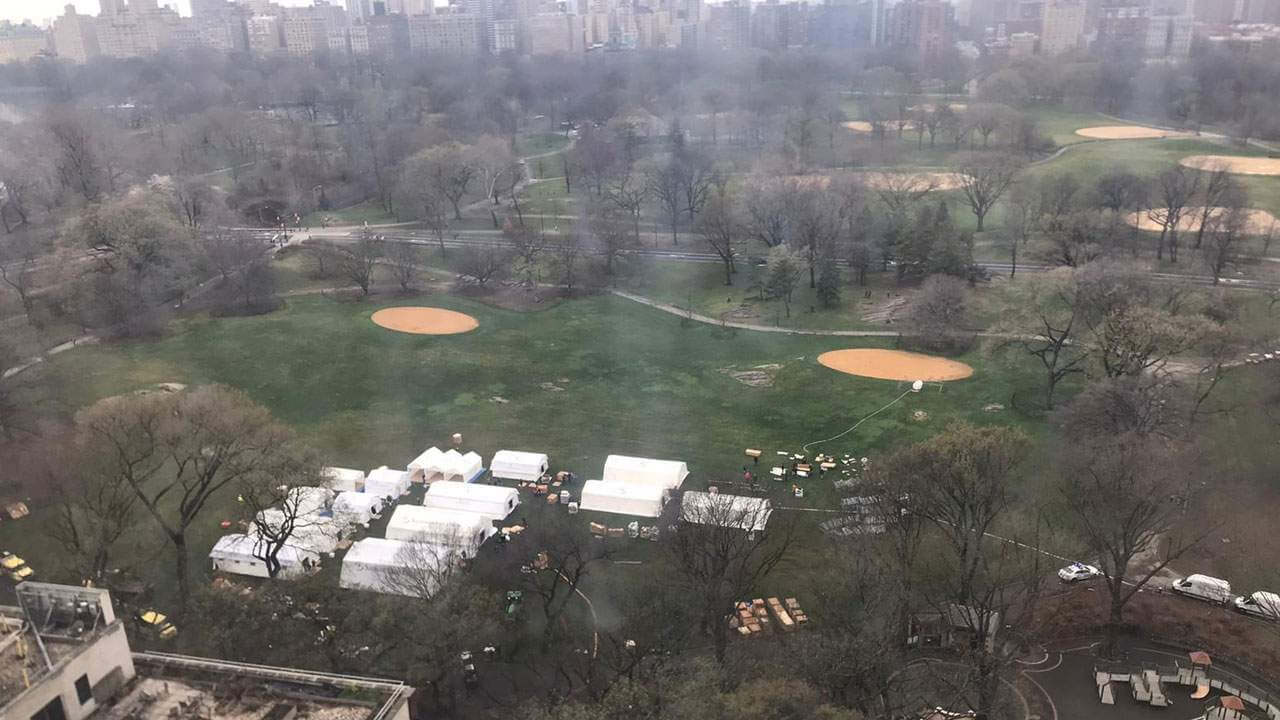 Временные пункты помощи инфицированным коронавирусом в Центарльном парке, Нью-Йорк. Фото.