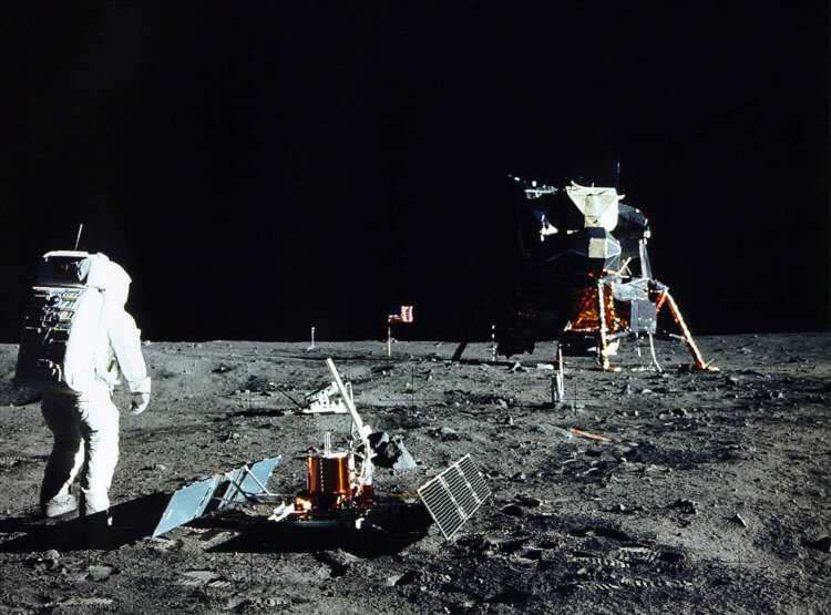 Небо без звезд. Темное небо на снимках высадки человека на Луну заставили многих сомневаться в одном из величайших достижений нашего вида. Фото.