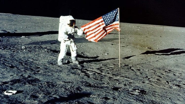 Рябь на флаге США. Как может двигаться флаг, если на Луне нет ветра? Фото.