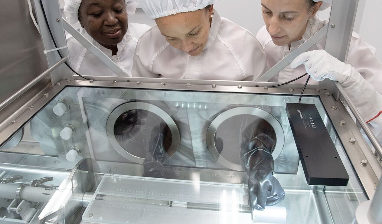 Так происходило вскрытие капсулы, в которой 47 лет хранился лунный грунт. Фото.